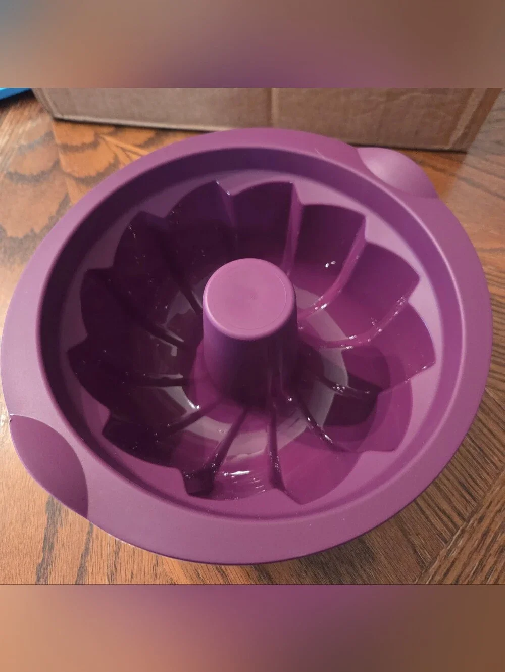 TUPPERWARE SILICONE BUNDT FORM NWT